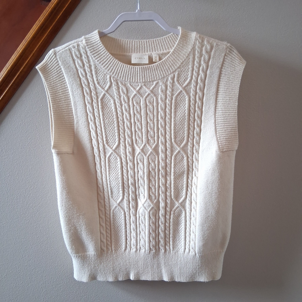 CYRUS Ivory Cable Knit Sleeveless Sweater Size Medium Like New